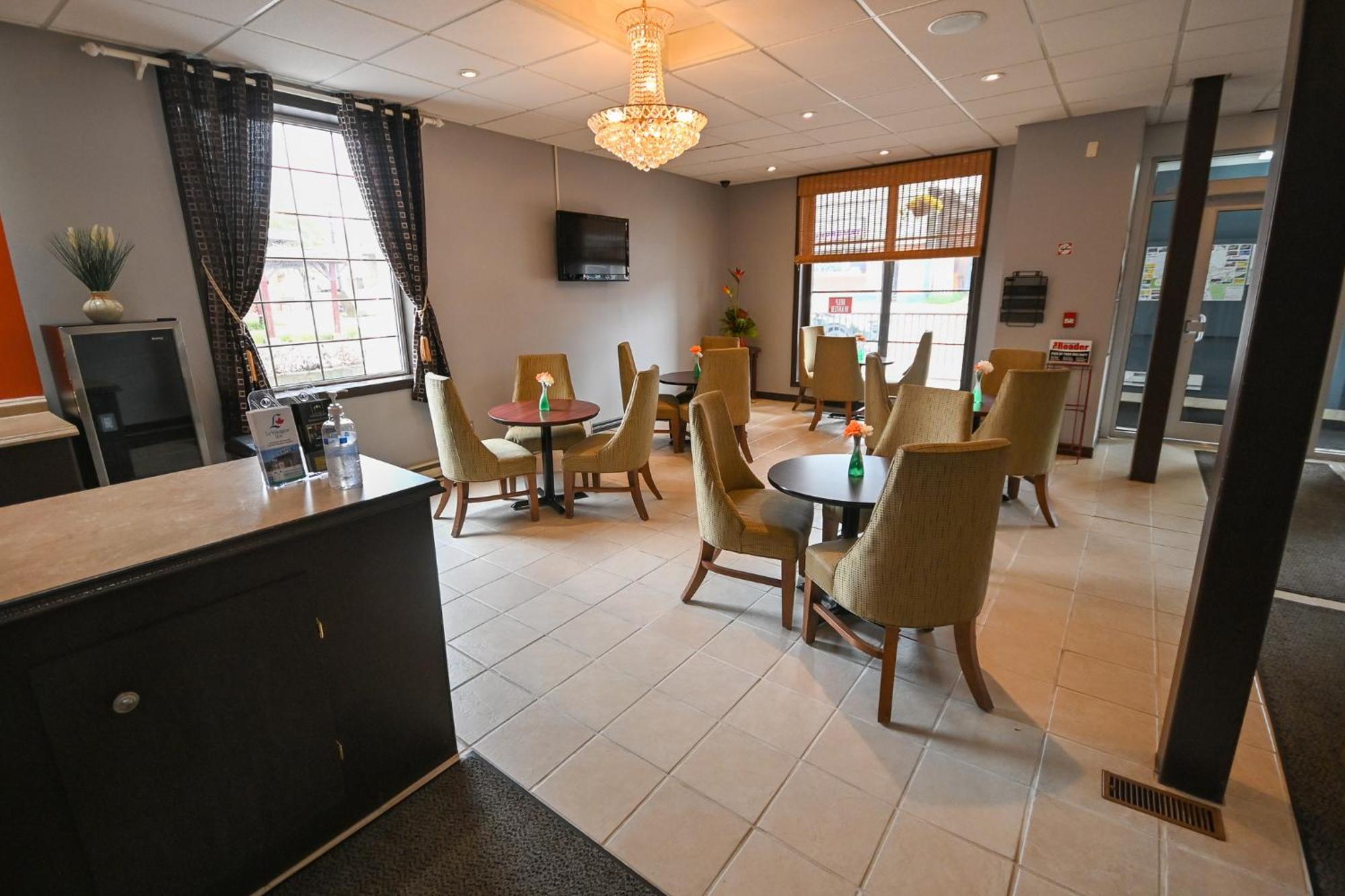 Le Voyageur Inn Mattawa Exteriör bild